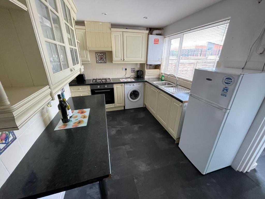 Cheerful 2 Bedroom House Hindley Exterior foto